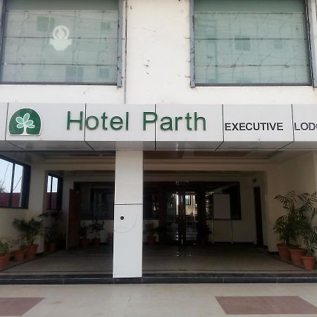 Hotel Parth Executive Lātūr Exteriér fotografie