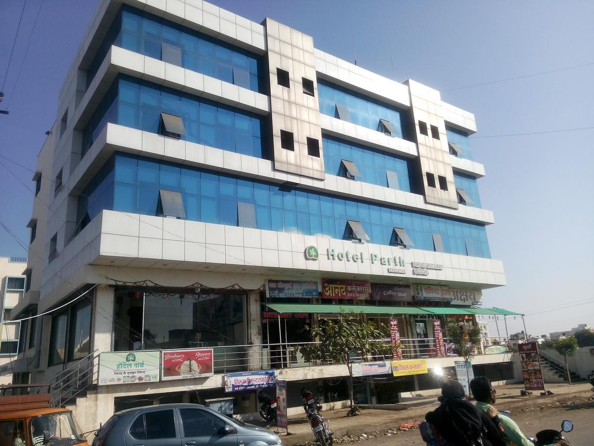 Hotel Parth Executive Lātūr Exteriér fotografie