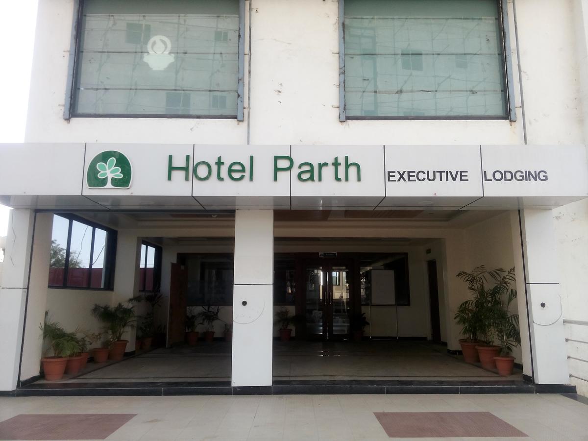 Hotel Parth Executive Lātūr Exteriér fotografie